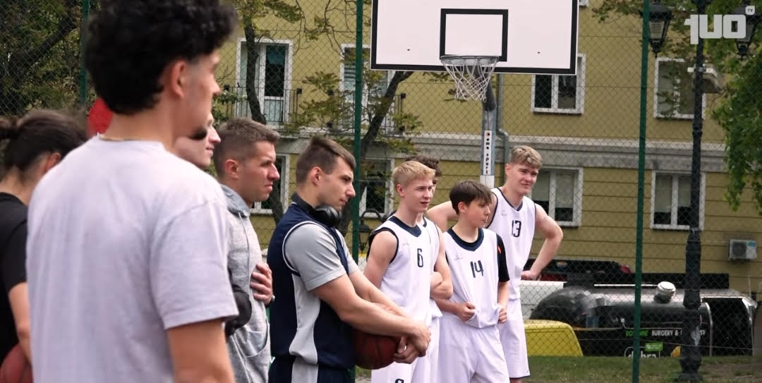 Mecz koszykówki pomiędzy studentami a wykładowcami